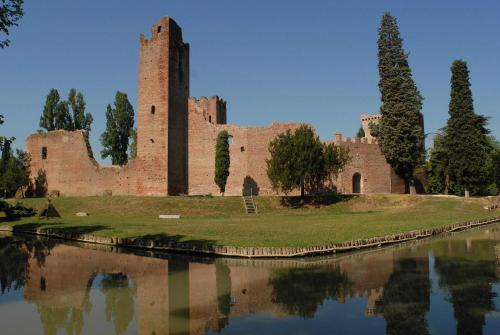 a castle with a reflection in a body of water at Al Leone di San Marco LUXURY & RELAX in Noale