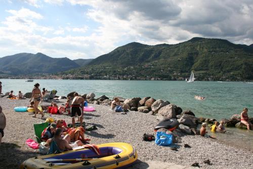 Gallery image of Happy Camp mobile homes in Villaggio Turistico Internazionale Eden in San Felice del Benaco
