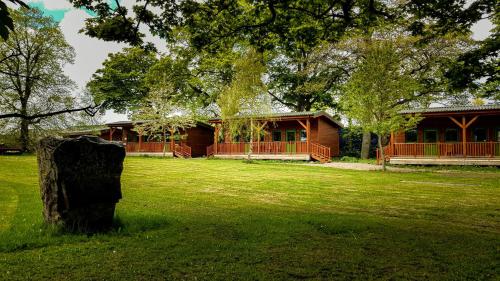 Κήπος έξω από το Marcassie Farm Lodges - Blackthorn Studio