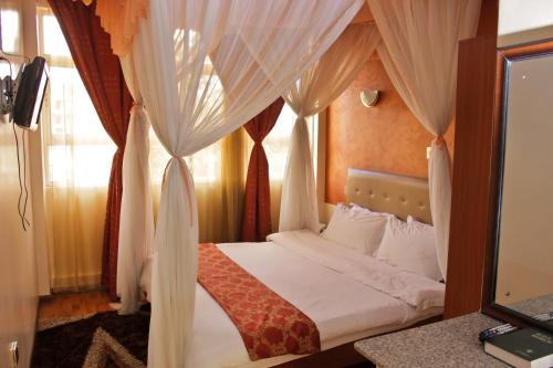 Postel nebo postele na pokoji v ubytování Pearl Palace Hotel