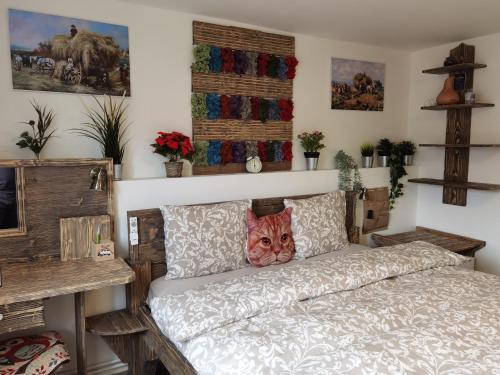 Un pat sau paturi într-o cameră la Romanita Holiday Club