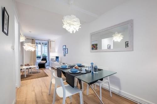 une salle à manger et un salon avec une table et des chaises dans l'établissement Isadora - Ravissant T2 au coeur de Lyon, à Lyon