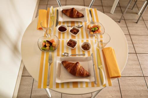 a table with two plates of food on it at B&B LA CASA DEL CASALE in Roseto degli Abruzzi