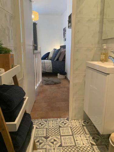 une salle de bain avec une douche, un lavabo et des toilettes dans l'établissement Esprit Hygge à Blois : un intérieur bien-être, à Blois