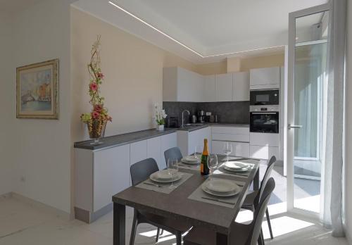 comedor con mesa y sillas en la cocina en Residence Molinari Lake Como en Lezzeno