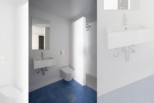 twee afbeeldingen van een badkamer met wastafel en toilet bij Piso Azul Premium Apartments in Bairro Alto by LovelyStay in Lissabon