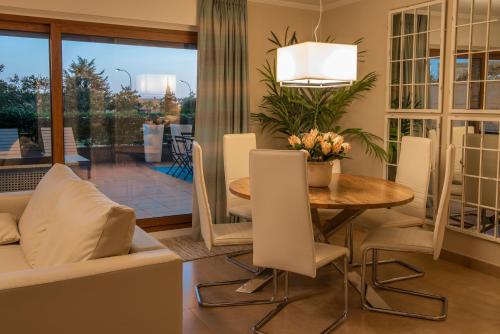 uma sala de jantar com mesa e cadeiras em Apartamento Bajo en Isla de la Toja em Isla de la Toja