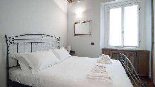 A bed or beds in a room at Italianway - San Calocero 29