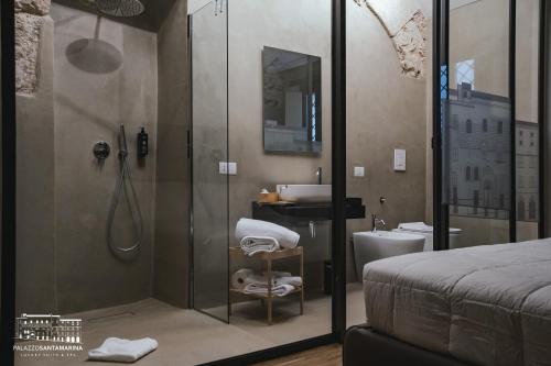 PALAZZO SANTAMARINA Luxury Suite & Spa tesisinde bir banyo