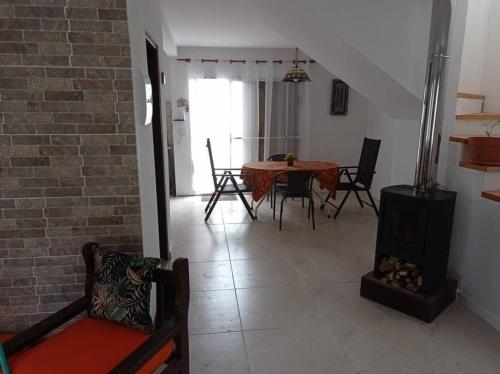 a living room with a table and a fireplace at Hermosa casa en Ocean Park in Ocean Park