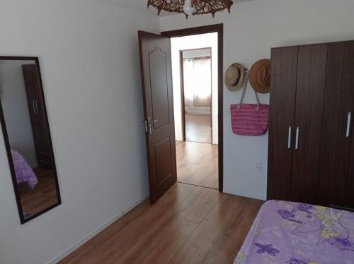 a room with a bed and a mirror and a hallway at Hermosa casa en Ocean Park in Ocean Park
