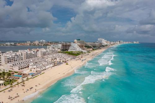 an aerial view of a beach with buildings and the ocean at Amazing Caribbean Ocean view at Villas Marlin in Cancun in Cancún