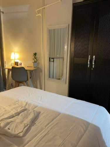 Postel nebo postele na pokoji v ubytování MOA staycation Shell Residences Pasay city darpm