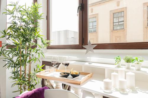 una sala da pranzo con tavolo e finestra di Oh Nice Revellin Ceuta a Ceuta