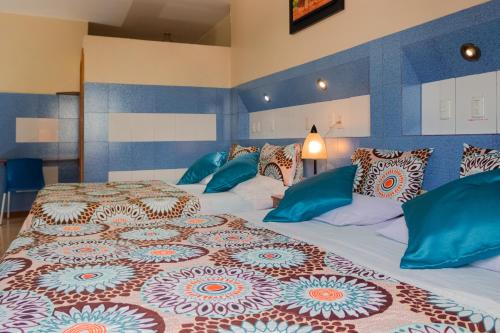 Una cama o camas en una habitación de Hotel Livingston Inn