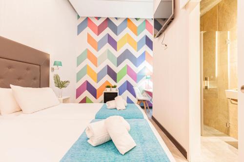 ein Schlafzimmer mit einem Bett mit zwei Kissen darauf in der Unterkunft Oh Nice Revellin Ceuta in Ceuta