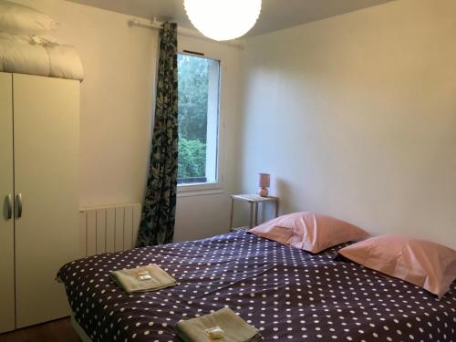 une chambre avec un lit avec deux serviettes dessus dans l'établissement Résidence le Manoir du Mont Canisy Piscine & Tennis, à Deauville