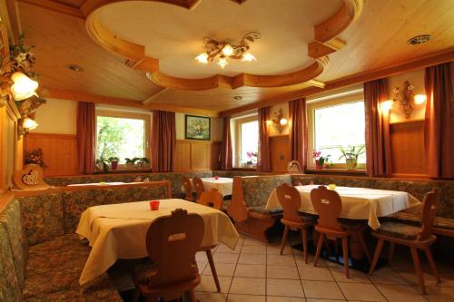 un restaurante con 2 mesas y sillas en una habitación en Gästehaus Bliem, en Mayrhofen