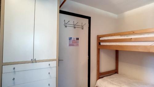 - une chambre avec des lits superposés et un placard dans l'établissement STUDIO LUMINEUX -SAINT JEAN D'AULPS STATION - 5 Personnes- RELAIS S29, à Saint-Jean-dʼAulps