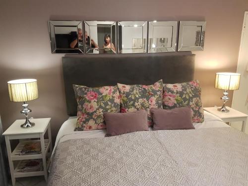 ein Schlafzimmer mit einem Bett mit zwei Personen im Spiegel in der Unterkunft Roosboompies Guest Suite in Centurion