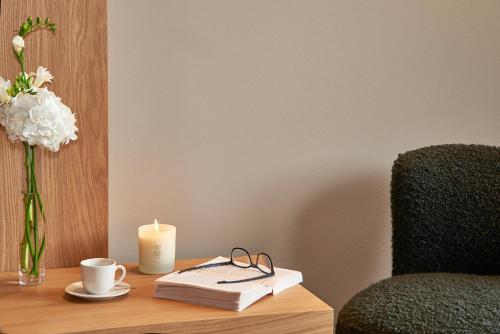 a desk with a candle and a chair with a book and a candle at Serras Andorra in Soldeu