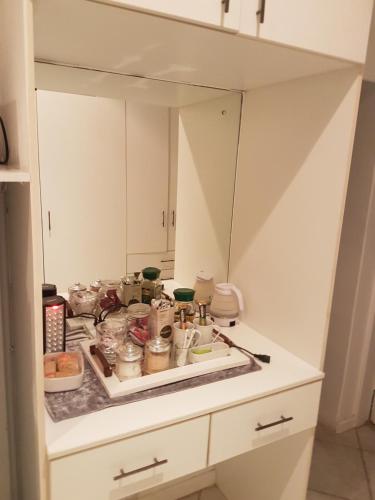 eine Spiegelreflexion einer Küchentheke in der Unterkunft Roosboompies Guest Suite in Centurion