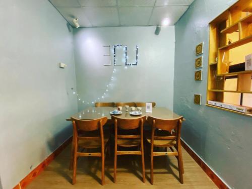 uma sala de jantar com mesa e cadeiras em 3cuhomestay em Thinh Làng