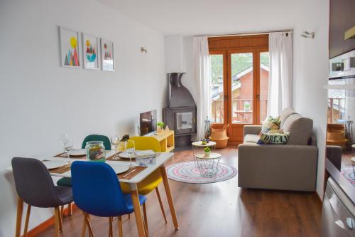 cocina y sala de estar con mesa y sillas en Apartament Ninot Bonito apartamento con vistas a la X de Grandvalira, en El Tarter