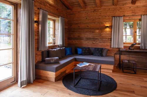 a living room with a couch in a log cabin at Chalets Alpglück in Oberstdorf