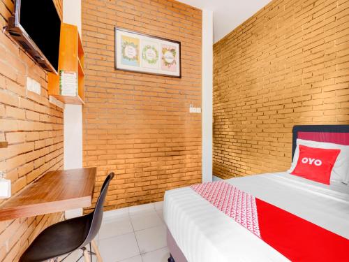 een slaapkamer met een bed en een houten muur bij SUPER OYO 90758 D Kost In Kandri Semarang Syariah in Semarang