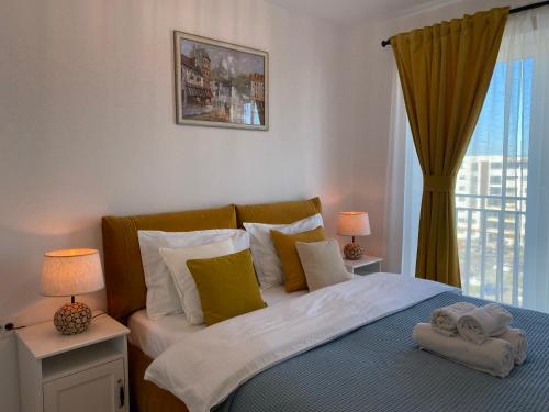 um quarto com uma cama com toalhas em Relax601 em Brasov