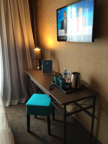 Una televisión o centro de entretenimiento en Moka Hotel