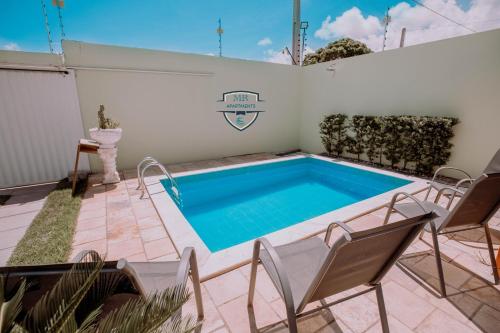 ein Swimmingpool im Hinterhof eines Hauses in der Unterkunft Recanto da Musica Maragogi l Condomínio com 4 casas in Maragogi