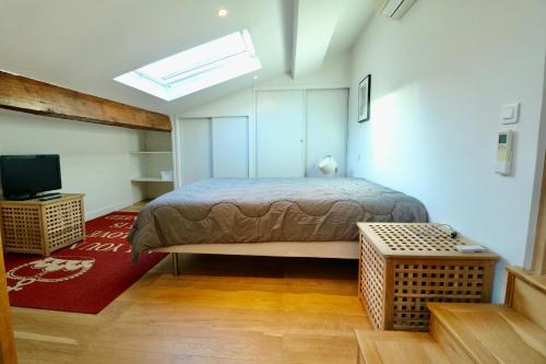 Krevet ili kreveti u jedinici u objektu Rooftop terrasse 1 bedroom in rue d'Antibes, 5 min from the Croisette 214