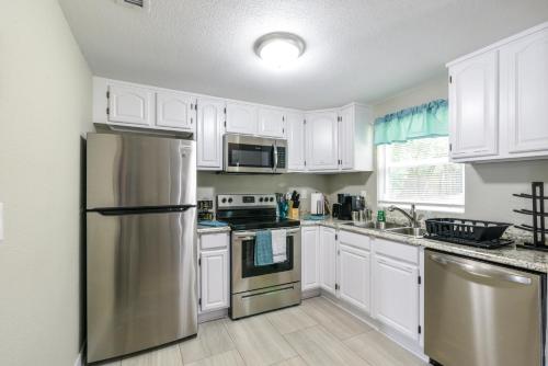 Una cocina o zona de cocina en Sleeps 10! Near Orlando-Disney-Daytona-Beaches-Races