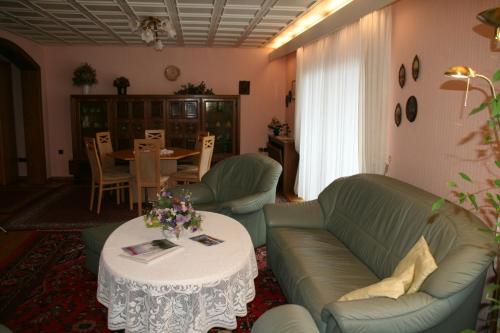 a living room with a couch and a table at Boardinghouse im Brauhausviertel in Hamburg