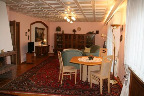 a living room with a table and chairs at Aparthotel im Brauhausviertel in Hamburg