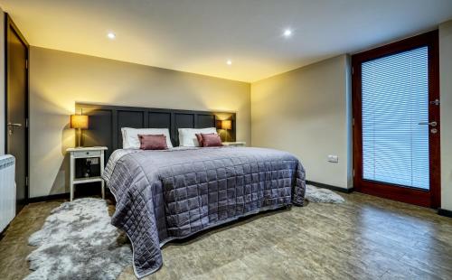 Un dormitorio con una cama grande y una ventana en The Courtyard Apartment en Brampton