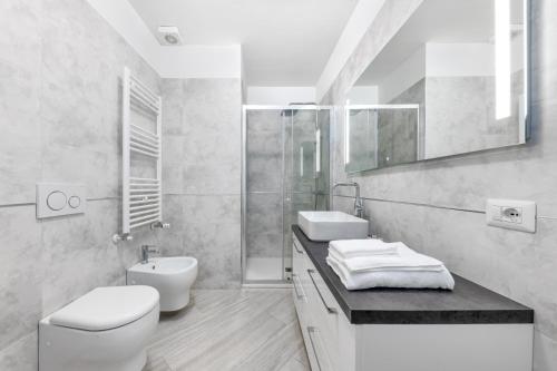 bagno bianco con servizi igienici e lavandino di Residenze Niguarda a Milano