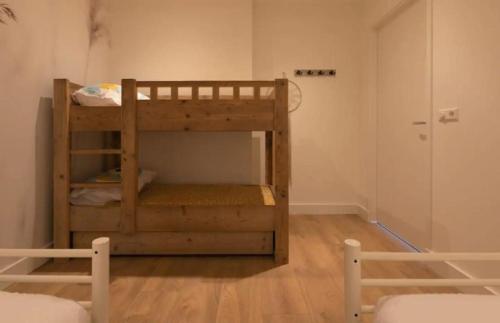a room with two bunk beds in a room at Silt14 Sfeervol vakantie appartement in Noordwijk