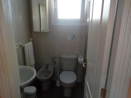 a small bathroom with a toilet and a sink at Villa Nerea in La Paz