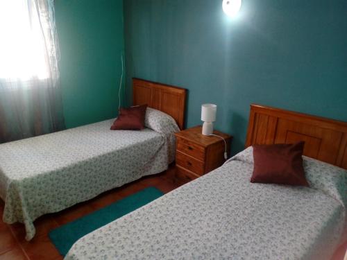 2 letti in una camera con pareti verdi di Villa Nerea a La Paz