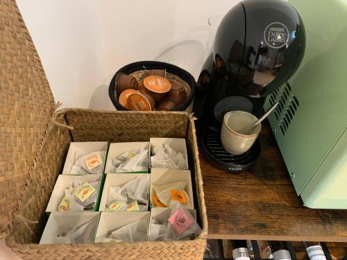- une table avec deux paniers et une cafetière dans l'établissement Le studio d’Ambre, à Chalon-sur-Saône
