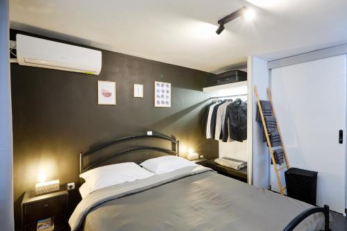 sypialnia z łóżkiem i czarną ścianą w obiekcie West Garden At Aigio By Greece Apartments w mieście Ejo