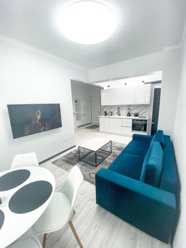 Diamond apartment في سلانيك: غرفة معيشة مع أريكة زرقاء وطاولة