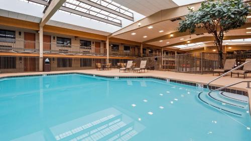 a large swimming pool in a large building at Best Western Plus Raton Hotel in Raton