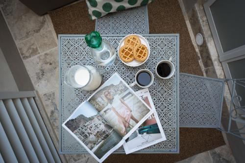 a table with waffles and pictures on top of it at Beatabb in Guardistallo