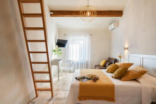 ein Schlafzimmer mit einer Leiter und einem Bett in einem Zimmer in der Unterkunft Beatabb in Guardistallo