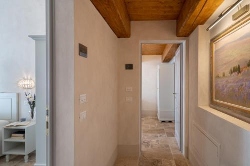 a hallway with a painting on the wall at Beatabb in Guardistallo
