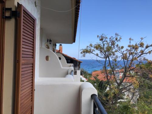 un balcón de una casa con vistas al océano en Nikos Apartments A8, en Gialiskari